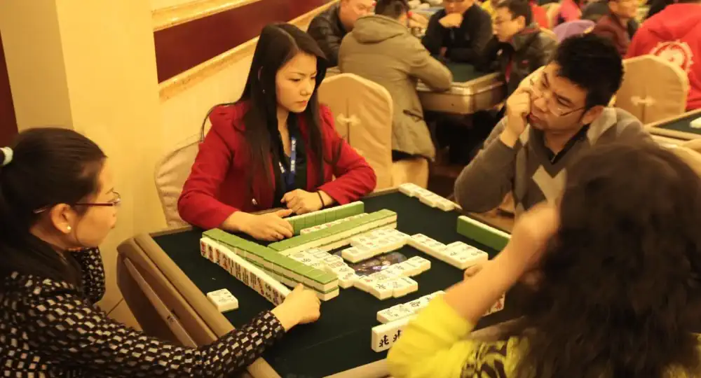 Folk som spelar klassisk mahjong